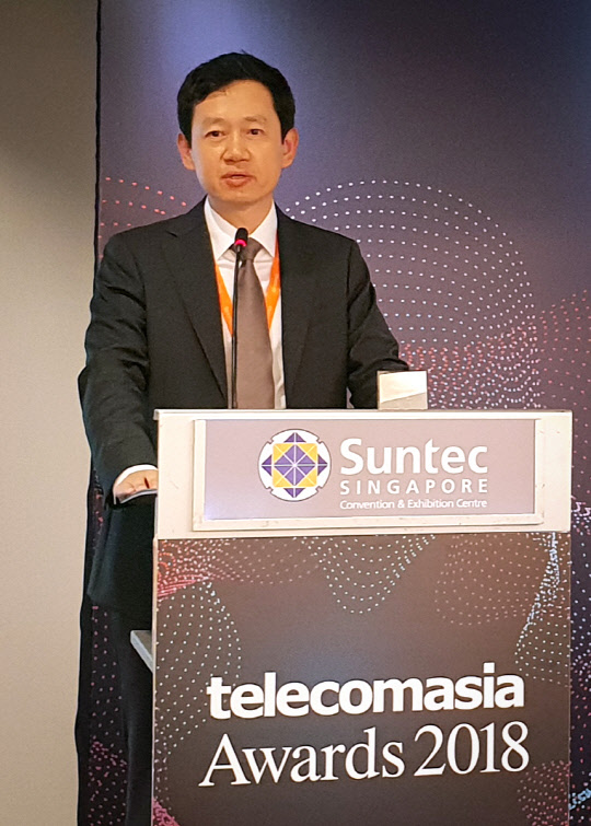 SK텔레콤은 26일(현지시간) 싱가포르 현지에서 열린 '텔레콤 아시아 어워드 2018'에서 '아시아 최우수 이동통신사'로 선정되는 등 2개 부문에서 수상했다. 사진은 시상식 후 김영궁 SK텔레콤 차세대 OSS 테크랩장이 소감을 발표하고 있는 모습.  SKT제공